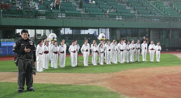 경기전 반안초등학교 어린이합창단이 애국가 부르고 있다